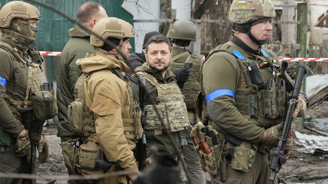 Der ukrainische Präsident Wolodymyr Selenskyj in Bucha, in der Nähe von Kiew, Ukraine