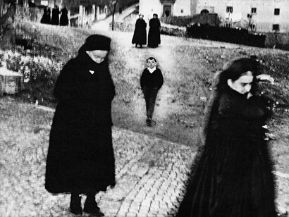 Mario Giacomelli
Scanno
1957 e 1959
Gelatin Silver Print
Courtesy Collezione Civica
Senigallia
© Archivio Eredi Mario Giacomelli