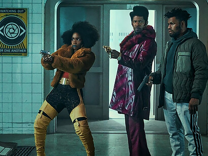 Ils ont cloné Tyrone. il y a ici une critique tout aussi violente des quartiers, car ils produisent eux-mêmes leurs propres clones en perpétuant le cycle de la haine, de la drogue et de la violence en inculquant dès le plus jeune âge, des comportements nocifs aux générations futures