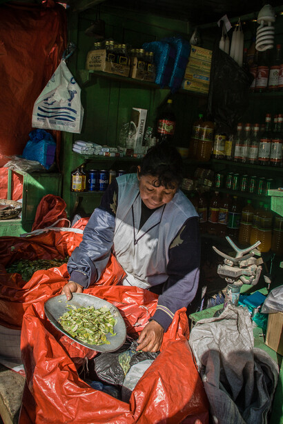 Mercato dei minatori con le foglie di coca in vendita