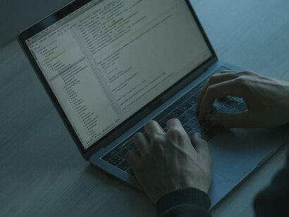 Ingeniero programando en su computadora