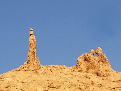 En la Biblia se describe cómo ella se convirtió en una columna, pilar o estatua de sal después de mirar hacia atrás cuando escapaba de Sodoma