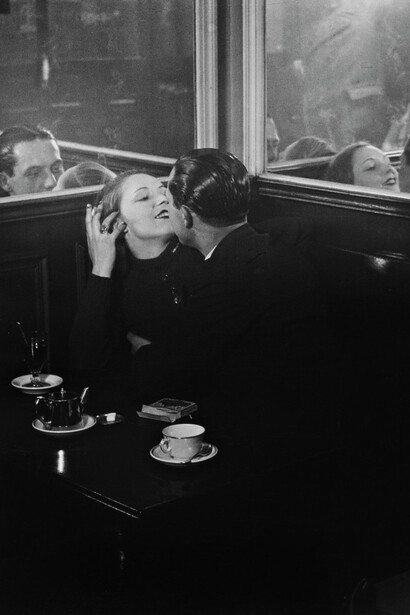 Brassaï, Couple d´amoureux dans un petit café parisien, Place d’Italie/Lovers in a small french café, Place d’Italie (detail), ca 1932/ca 1970. Courtesy of Moderna Museet