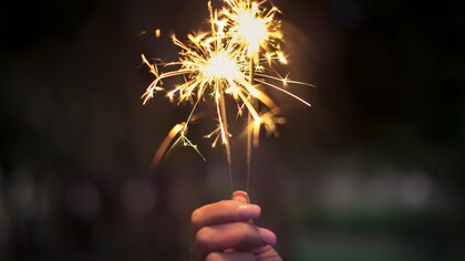 Pessoa segura sparkler aceso