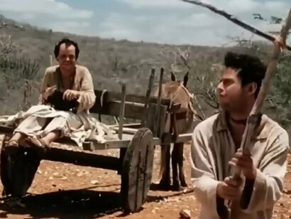 Selton Mello e Matheus Nachtergaele em cena no Auto da compadecida. O enredo acompanha os amigos Chicó e João Grilo, que vivem na cidade de Taperoá, no sertão nordestino, na Paraíba. Chicó, o amigo covarde e mentiroso em contrapartida temos João Grilo, o amigo mentiroso mais que consegue colocar o pão de cada dia através de suas peripécias corriqueiras