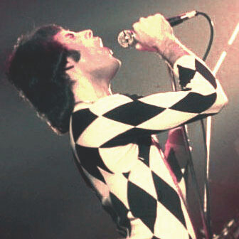 Freddie Mercury, (1977). Abiti di scena