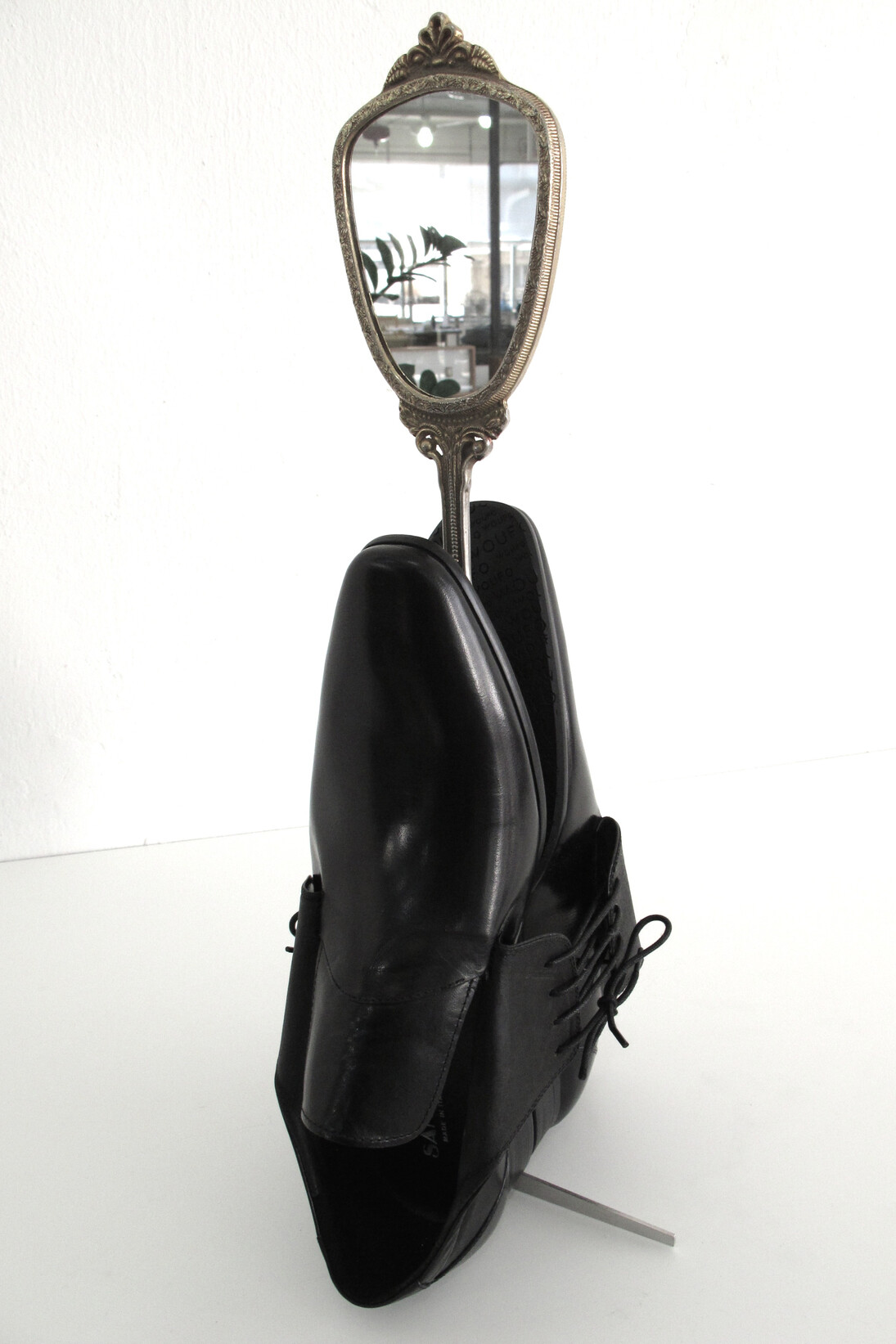 Pascal Hachem, Mirror Mirror, 2014, Pair of shoes, vintage mirror and steel bar, 52 x 22 x 20 cm, Image courtesy of Selma Feriani Gallery and the artist

