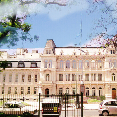 El "pueblo" se configura a partir de narrativas que idealizan un pasado idílico, concebido como un estado natural de libertad que se perdió con la imposición de sistemas culturales y económicos foráneos. Fachada del Palacio Pizzurno,  sede del Ministerio de Educación hoy transformado en secretaría. Buenos Aires, Argentina. 