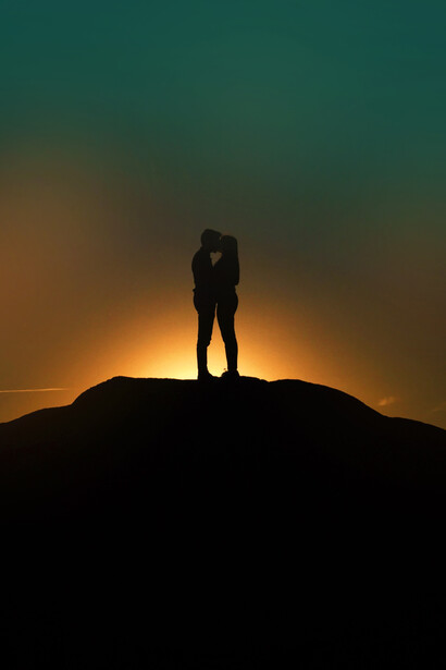 Silueta de una pareja de enamorados al atardecer. El amor no es una conclusión de la razón