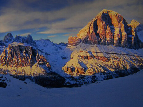 Dolomiti, Veneto, Italia. Dalla celebre pista "Olimpia delle Tofane", che ha ospitato gare di Coppa del Mondo, alla panoramica "Lagazuoi", che offre una vista spettacolare sulle cime circostanti, ogni discesa è un'esperienza indimenticabile