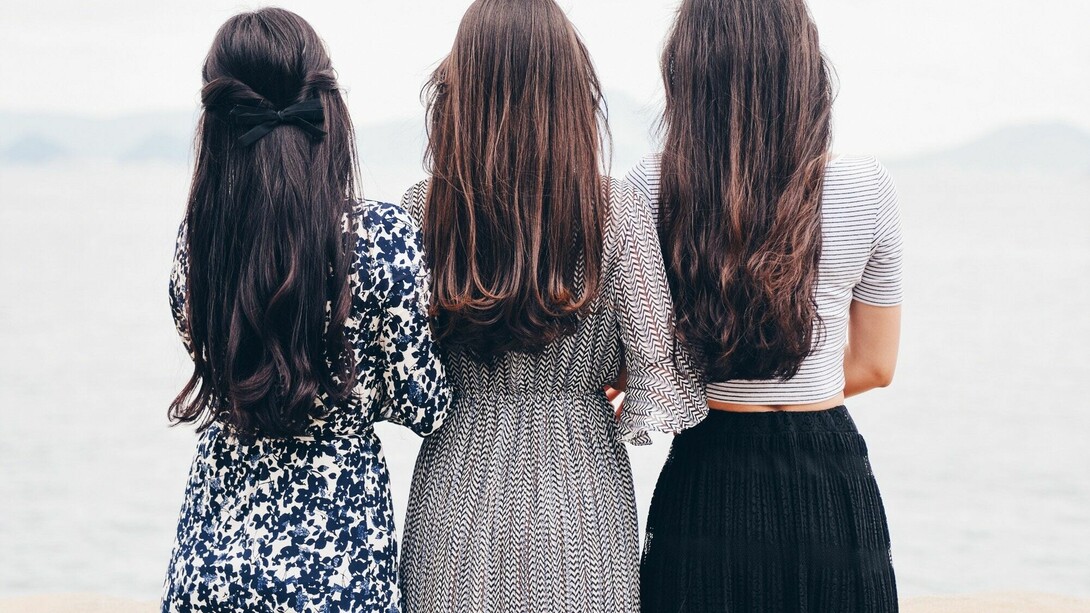 Tres mujeres de espaldas