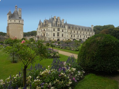 Una delle caratteristiche più distintive del Castello di Chenonceau è che è costruito direttamente sul fiume Cher. Il ponte e la galleria sovrastante conferiscono al castello un aspetto elegante e unico, riflettendosi sull'acqua e creando una vista spettacolare,
Chenonceau, Francia