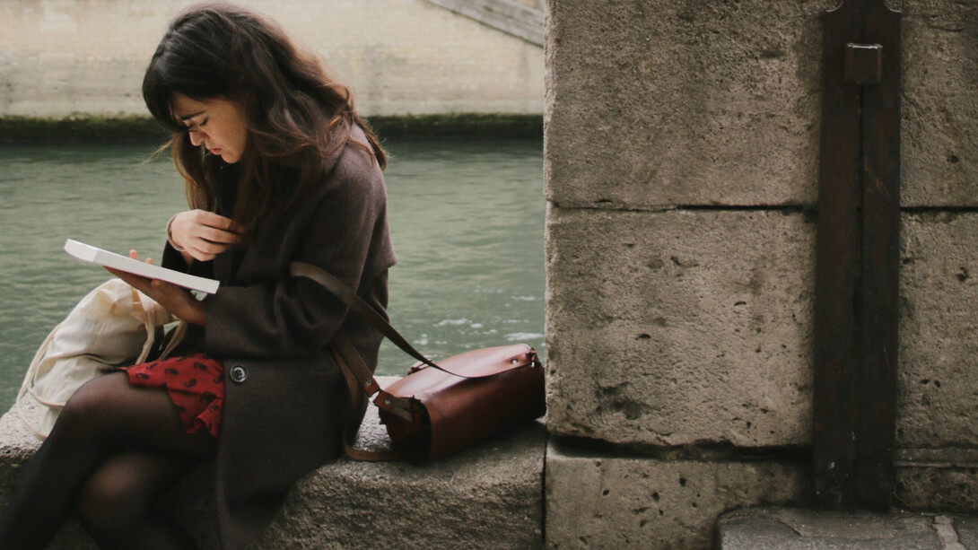 Autora e poeta brasileira estuda perguntas para uma entrevista em Paris, França