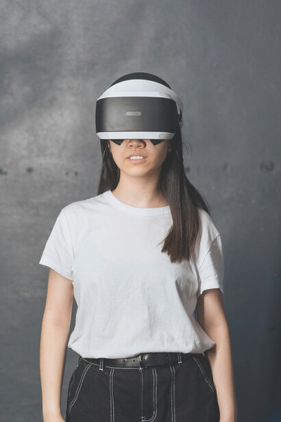 Joven explorando la realidad virtual a partir de unas gafas y su doppelgänger digital