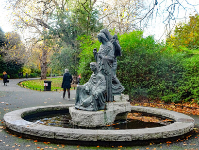 Como si las Moiras hubiesen puesto en marcha una orden surgida del vientre del averno, de pronto, una serie de resortes se han desatado contra el actual Gobierno de España "Las tres Moiras". St Stephen's Green, 2018. Parque público de Dublín, Irlanda
