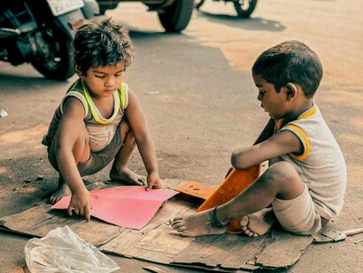 Bambini di strada In India: "...alcuni di loro si distesero accanto a me mimando persone che dormono e non sarebbe potuto esistere un gesto più tenero e rassicurante..."
