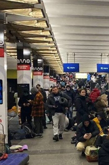 Menschen in einer U-Bahn-Station während der russischen Invasion, Kiew, Ukraine, 2022