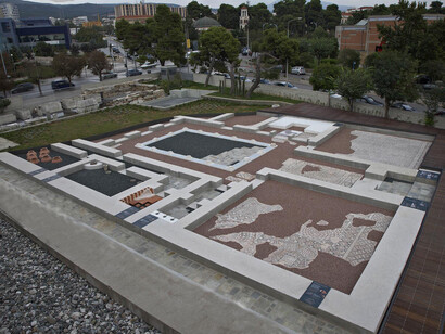 Field, house, garden, grave, exhibition view. Courtesy of Archaeological Museum of Thessaloniki