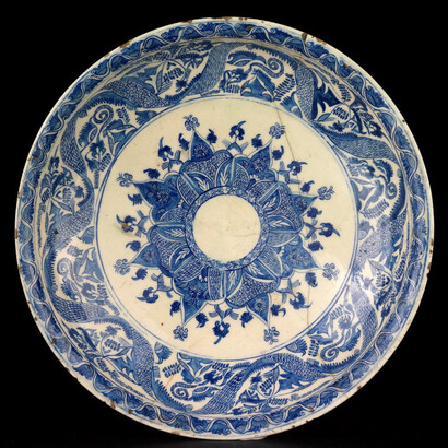 Kalfayan Collection, Kutahya glazed pottery dish, 18th c. Photographer Thanos Kartsoglou
