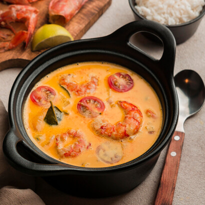 Moqueca baiana. A moqueca de peixe brasileira: no Espírito Santo ela é feita com tomates, cebolas, peixe e temperos regionais, como o coentro e o urucum