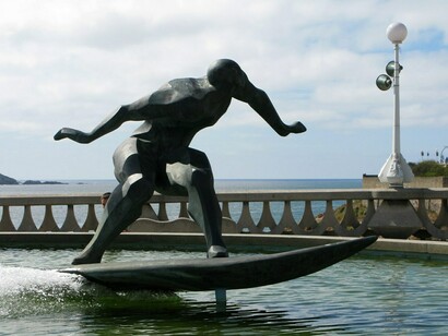 A Coruña. Estatua junto al mar
