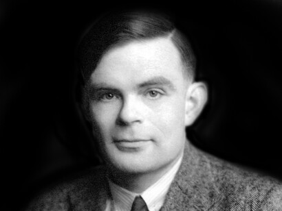 Alan Turing, considerado uno de los padres de la ciencia de la computación; durante la segunda guerra mundial, trabajó en descifrar los códigos nazis, particularmente los de la máquina Enigma
