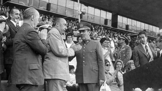 Carlos Prats, entonces vicepresidente de Chile, saluda a Pablo Neruda durante la ceremonia en homenaje al poeta. Estadio Nacional, Santiago de Chile, 06 de diciembre de 1972
