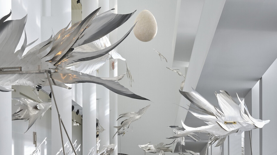 Petrit Halilaj y Álvaro Urbano, Ensamble lunar para mares en alza, vista de exhibición. Cortesía de Museu d’Art Contemporani de Barcelona