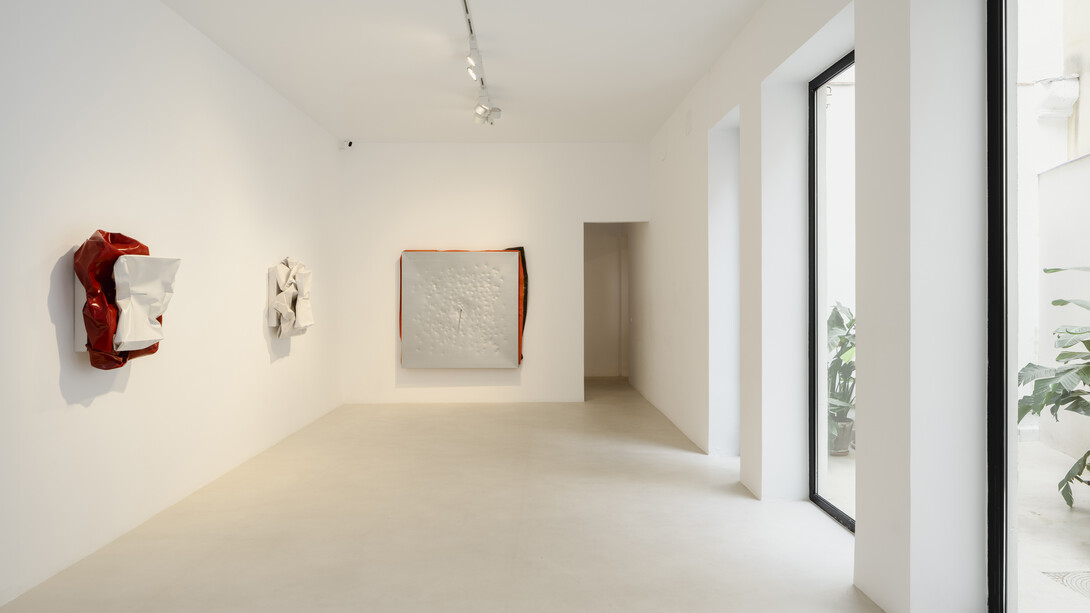 Ángela de la Cruz, Super bulto, vista de exhibición. Cortesía de Travesía Cuatro