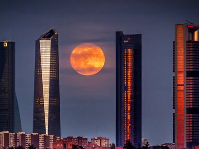 Las cuatro rascacielos de Madrid con súper luna. Foto de Javier Martínez