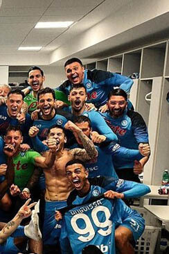 Napoli, festeggiamenti dei calciatori negli spogliatoi. È la vittoria dell'unione, prima di tutto