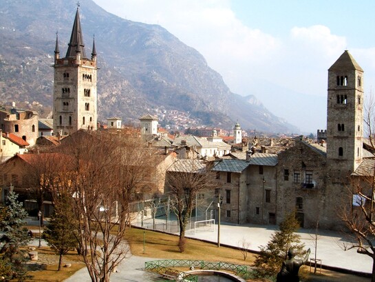 Susa, Italia. Cittadina vista dall'interno del Parco di Augusto