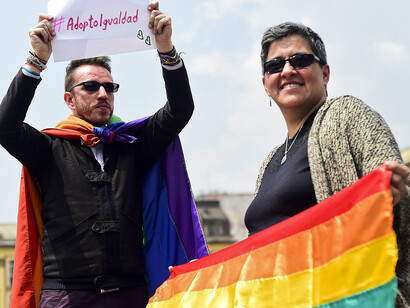 Manifestación para reclamar el derecho de adopción de las parejas homosexuales