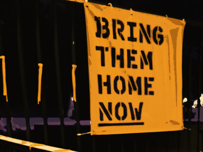 Cartel con la leyenda “Traiganlos de vuelta a casa”. Desde octubre de 2023, Europa se muestra dividida respecto a la forma de gestionar la crisis humanitaria en Gaza