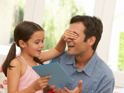 Un padre jugando con su hija