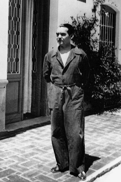 Federico García Lorca con el uniforme de la compañía la Barraca