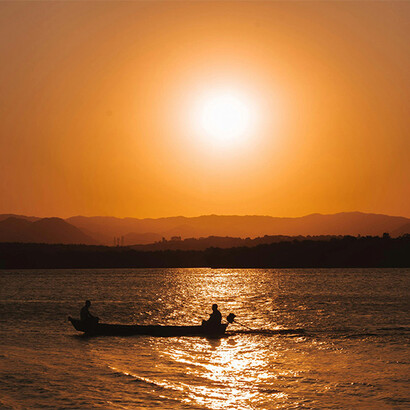 Pôr do sol e barco. Prestar atenção e medir o que merece o nosso tempo e energia