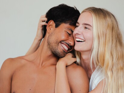 Um casal sorrindo juntos