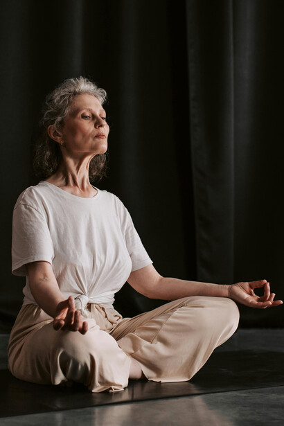 Professora de yoga se concentra em sua respiração. O Brasil é o país mais ansioso do mundo, segundo pesquisa da OMS