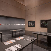 Nicolás Combarro, Mirar a otro lado, vista de exhibición. Cortesía del Museo Universidad de Navarra