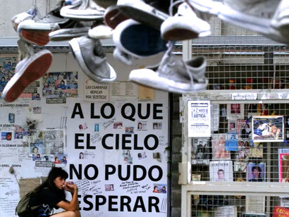 Ofrendas dedicadas a los jóvenes que fallecieron en el incendio de la discoteca República de Cromañón, Buenos Aires, Argentina