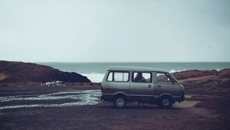 L’estate in cui ero tornata a urlare, entusiasta, alla vista di qualcosa di nuovo ed emozionante, delle lunghissime camminate sfiniti, delle carreggiate annebbiate, percorse a passo d’uomo, con attenzione