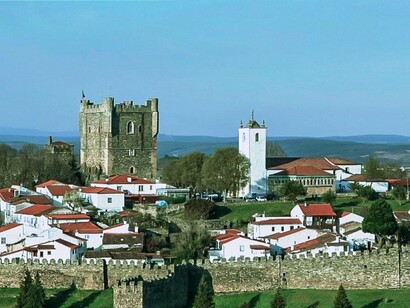 Bragança, em Portugal. O interior de Portugal, tem sido ao longo dos anos, uma das regiões mais afetadas por desequilíbrios demográficos: por exemplo, o distrito de Bragança entre 1970 e 2021 perdeu cerca de 50 mil pessoas