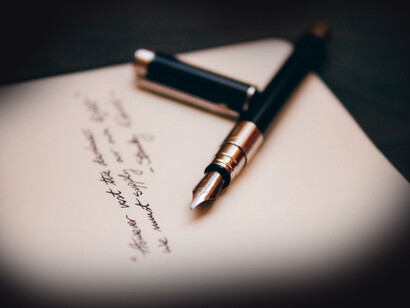 Penna su foglio. E i tuoi occhi azzurri che squadrano il foglio che inquadrano il mondo 
