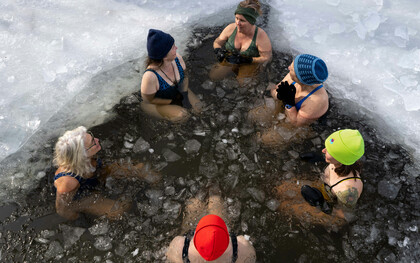 Un cuerpo sumergido en hielo puede parecer una escena de disciplina y superación, pero también encierra una tensión invisible entre el espectáculo y el riesgo