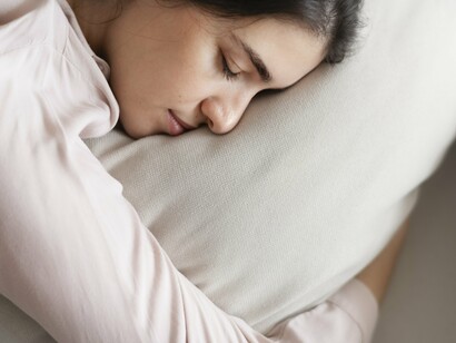 Sono profundo. Quando se acumula no cérebro, ela forma placas que contribuem para os primeiros sinais da doença. Dessa maneira, o sono, além de ser crucial para a aprendizagem, também pode dificultar o surgimento de doenças neurodegenerativas. Existe um ciclo do sono que é fundamental para a consolidação de novos aprendizados. Trata-se do sono REM (quarta fase do ciclo do sono), etapa imprescindível para a fixação da memória 