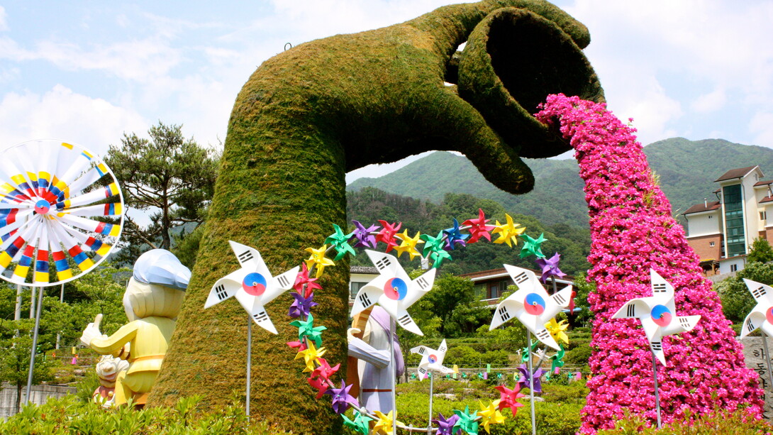 Un'opera di arte topiaria all'entrata dell'Hadong Green Tea Festival