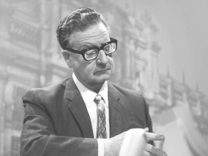 Salvador Allende Gossens​​ fue un médico cirujano y político socialista chileno, presidente de Chile desde 1970 hasta el día de su muerte el 11 de septiembre de 1973
