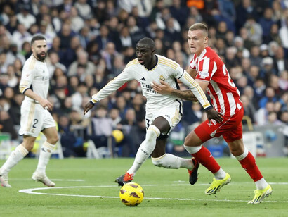 Jugadores del Real Madrid-Almería se disputan el balón en el Estadio Santiago Bernabéu