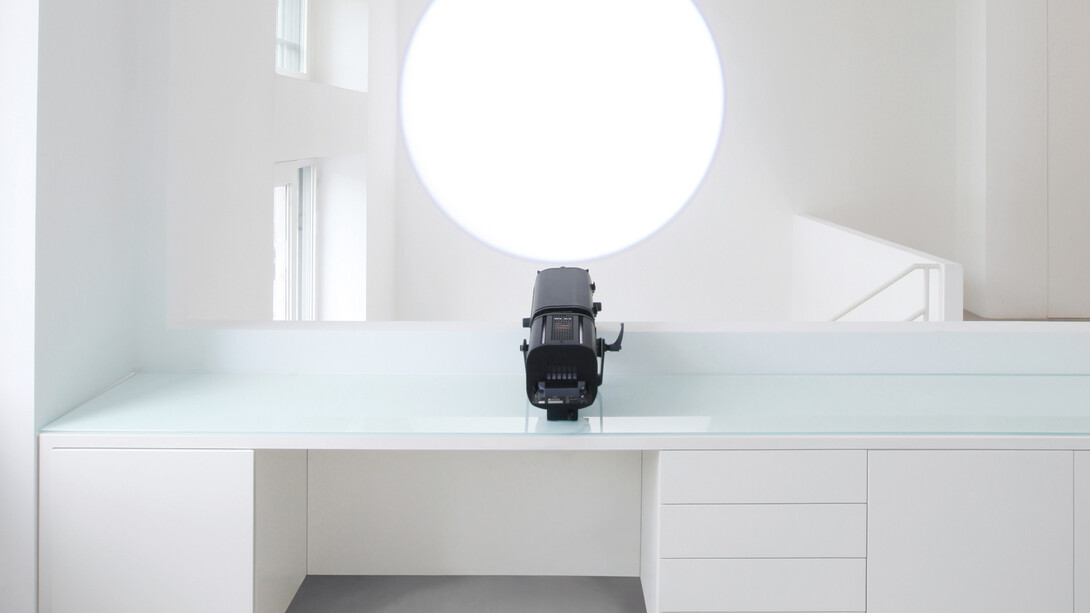 Michel Verjux, Au mur, frontale et entière, calage haut-angle (source médiane), 2016 Proiettore. Courtesy A arte Invernizzi, Milano. Foto Bruno Bani
